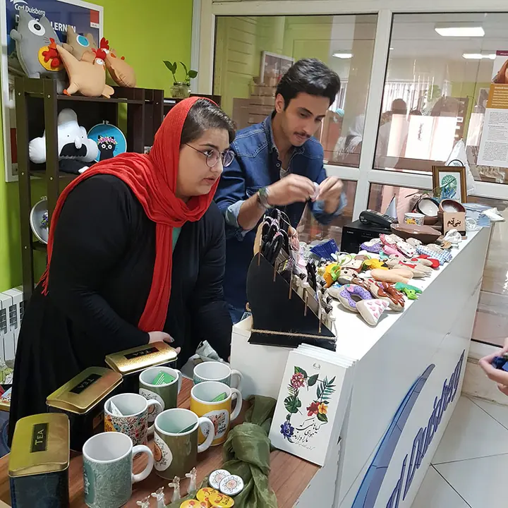 غرفه بازارچه خیریه ریشه ها