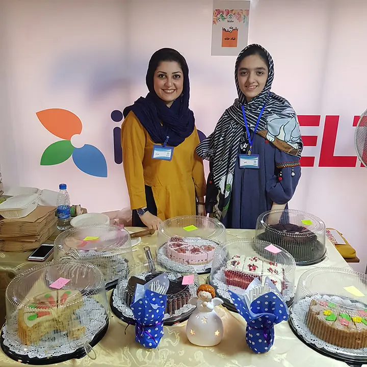 غرفه شیرینی در بازارچه ریشه ها